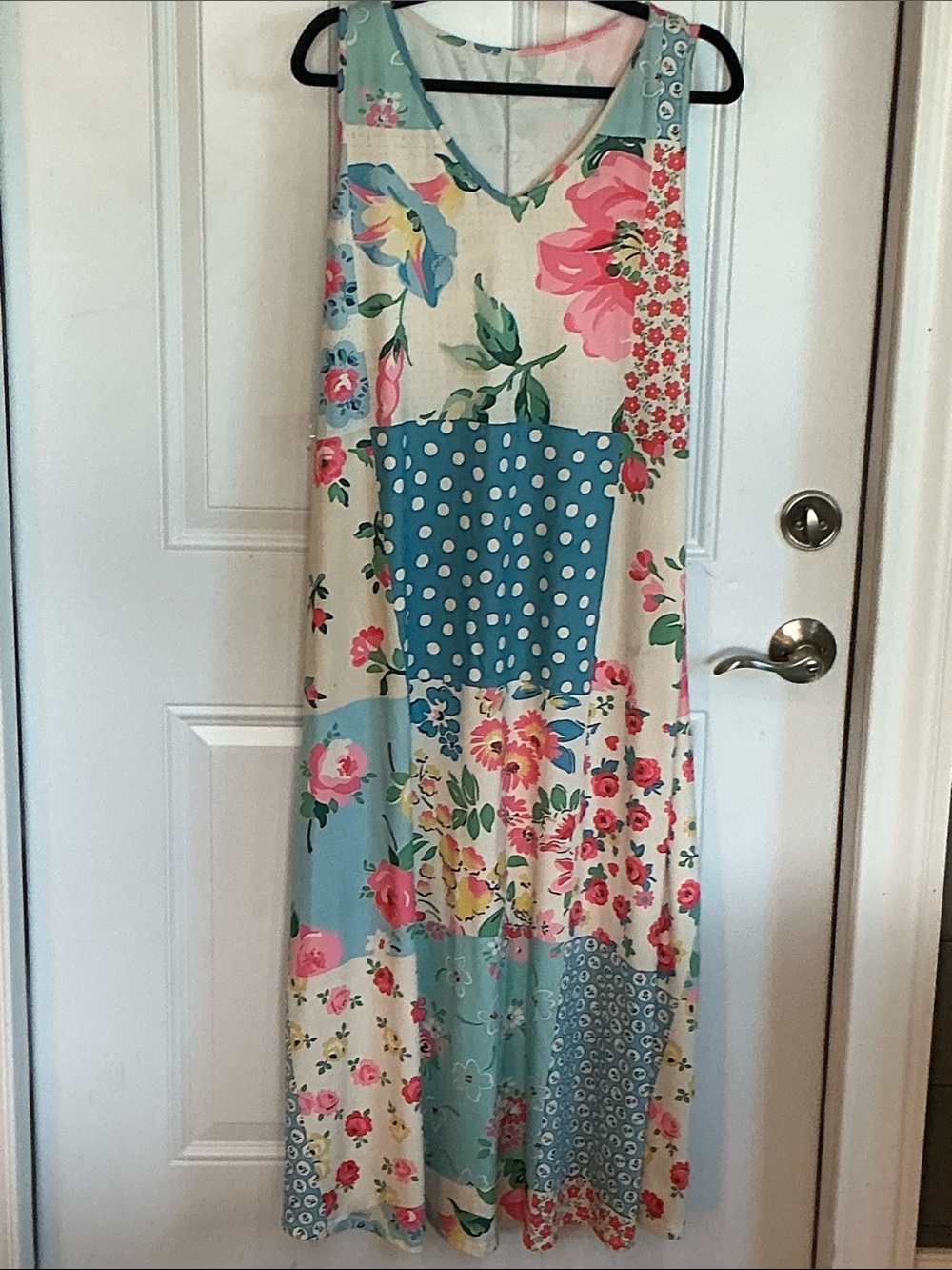 Beautiful floral and mixed print comfy maxi dress in size 1XL.